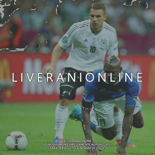 28.06.2012 WARSZAWA - STADION NARODOWY ( WARSZAWA POLAND NATIONAL STADIUM) PILKA NOZNA (FOOTBALL ) MISTRZOSTWA EUROPY W PILCE NOZNEJ UEFA EURO 2012 ( EUROPEAN CHAMPIONSHIPS UEFA EURO 2012 ) POLFINAL ( SEMI-FINALS ) MECZ NIEMCY - WLOCHY ( GAME GERMANY - ITALY ) NZ LUKAS PODOLSKI, MARIO BALOTELLI FOTO LUKASZ GROCHALA/CYFRASPORT --- Newspix.pl EUROPEI 2012 GERMANIA ITALIA AG ALDO LIVERANI SAS - ITALY ONLY - *** Local Caption *** www.newspix.pl mail us: info@newspix.pl call us: 0048 022 23 22 222 --- Polish Picture Agency by Ringier Axel Springer Poland