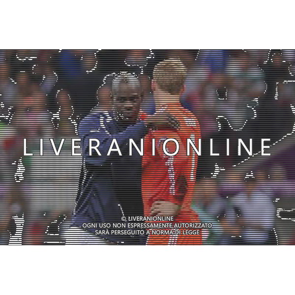 28.06.2012 WARSZAWA (WARSAW) STADION NARODOWY (THE NATIONAL STADIUM) PILKA NOZNA (SOCCER) MISTRZOSTWA EURO 2012 POLSKA UKRAINA (UEFA EURO 2012 POLAND UKRAINE) POLFINAL (SEMIFINAL) MECZ NIEMCY - WLOCHY (GERMANY - ITALY DEUTSCHLAND - ITALY) N/Z MARIO BALOTELLI MANUEL NEUER GRATULACJE USCISK DLONI FOT RAFAL OLEKSIEWICZ / PRESSFOCUS NEWSPIXPL --- Newspix.pl EUROPEI 2012 GERMANIA ITALIA AG ALDO LIVERANI SAS - ITALY ONLY - *** Local Caption *** www.newspix.pl mail us: info@newspix.pl call us: 0048 022 23 22 222 --- Polish Picture Agency by Ringier Axel Springer Poland