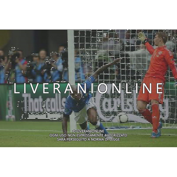 WARSZAWA 28.06.2012 MECZ MISTRZOSTWA EUROPY 2012 POLFINAL: NIEMCY - WLOCHY --- UEFA EURO 2012 CHAMPIONSHIP SEMIFINAL MATCH IN WARSAW: GERMANY - ITALY MARIO BALOTELLI MANUEL NEUER FOT. PIOTR KUCZA --- Newspix.pl EUROPEI 2012 GERMANIA ITALIA AG ALDO LIVERANI SAS - ITALY ONLY - *** Local Caption *** www.newspix.pl mail us: info@newspix.pl call us: 0048 022 23 22 222 --- Polish Picture Agency by Ringier Axel Springer Poland