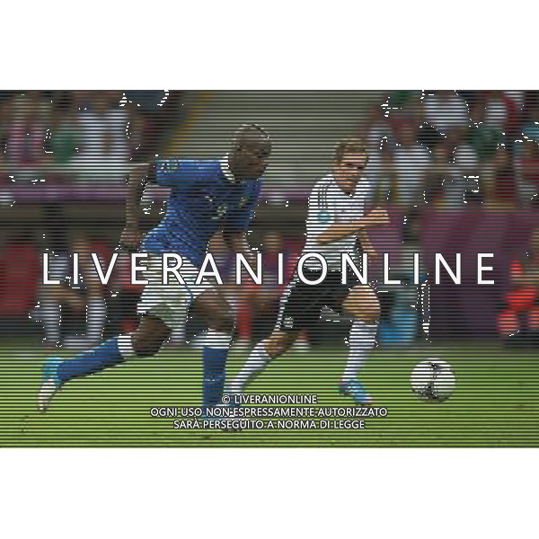 WARSZAWA 28.06.2012 MECZ MISTRZOSTWA EUROPY 2012 POLFINAL: NIEMCY - WLOCHY --- UEFA EURO 2012 CHAMPIONSHIP SEMIFINAL MATCH IN WARSAW: GERMANY - ITALY MARIO BALOTELLI PHILIPP LAHM FOT. PIOTR KUCZA --- Newspix.pl EUROPEI 2012 GERMANIA ITALIA AG ALDO LIVERANI SAS - ITALY ONLY - *** Local Caption *** www.newspix.pl mail us: info@newspix.pl call us: 0048 022 23 22 222 --- Polish Picture Agency by Ringier Axel Springer Poland