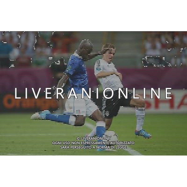 WARSZAWA 28.06.2012 MECZ MISTRZOSTWA EUROPY 2012 POLFINAL: NIEMCY - WLOCHY --- UEFA EURO 2012 CHAMPIONSHIP SEMIFINAL MATCH IN WARSAW: GERMANY - ITALY MARIO BALOTELLI STRZELA GOLA PHILIPP LAHM FOT. PIOTR KUCZA --- Newspix.pl EUROPEI 2012 GERMANIA ITALIA AG ALDO LIVERANI SAS - ITALY ONLY - *** Local Caption *** www.newspix.pl mail us: info@newspix.pl call us: 0048 022 23 22 222 --- Polish Picture Agency by Ringier Axel Springer Poland