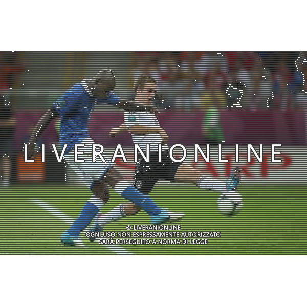 WARSZAWA 28.06.2012 MECZ MISTRZOSTWA EUROPY 2012 POLFINAL: NIEMCY - WLOCHY --- UEFA EURO 2012 CHAMPIONSHIP SEMIFINAL MATCH IN WARSAW: GERMANY - ITALY MARIO BALOTELLI STRZELA GOLA PHILIPP LAHM FOT. PIOTR KUCZA --- Newspix.pl EUROPEI 2012 GERMANIA ITALIA AG ALDO LIVERANI SAS - ITALY ONLY - *** Local Caption *** www.newspix.pl mail us: info@newspix.pl call us: 0048 022 23 22 222 --- Polish Picture Agency by Ringier Axel Springer Poland