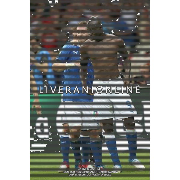 WARSZAWA 28.06.2012 MECZ MISTRZOSTWA EUROPY 2012 POLFINAL: NIEMCY - WLOCHY --- UEFA EURO 2012 CHAMPIONSHIP SEMIFINAL MATCH IN WARSAW: GERMANY - ITALY CLAUDIO MARCHISIO MARIO BALOTELLI FOT. PIOTR KUCZA --- Newspix.pl EUROPEI 2012 GERMANIA ITALIA AG ALDO LIVERANI SAS - ITALY ONLY - *** Local Caption *** www.newspix.pl mail us: info@newspix.pl call us: 0048 022 23 22 222 --- Polish Picture Agency by Ringier Axel Springer Poland