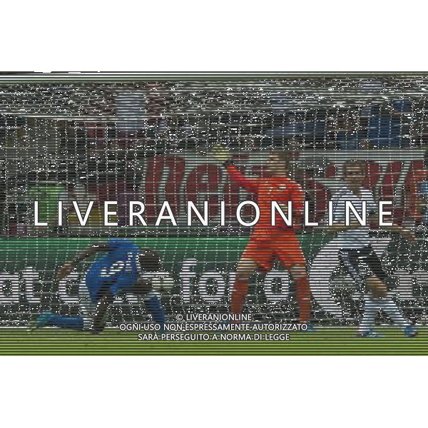 WARSZAWA 28 06 2012 STADION NARODOWY PRZY AL KSIECIA J PONIATOWSKIEGO 1 ARENA EURO 2012 MECZ NR 30 POLFINAL EURO 2012 NIEMCY v WLOCHY N Z MARIO BALOTELLI Italy 9 RADOSC PO GOL MANUEL NEUER Germany 1 PHILIPP LAHM Germany 16 SEBASTIAN BOROWSKI Newspix.pl NATIONAL STADIUM WARSAW AT AL KSIECIA J PONIATOWSKIEGO 1 MATCH 30 OF EURO 2012 SEMI FINAL GERMANY v ITALY --- Newspix.pl EUROPEI 2012 GERMANIA ITALIA AG ALDO LIVERANI SAS - ITALY ONLY - *** Local Caption *** www.newspix.pl mail us: info@newspix.pl call us: 0048 022 23 22 222 --- Polish Picture Agency by Ringier Axel Springer Poland