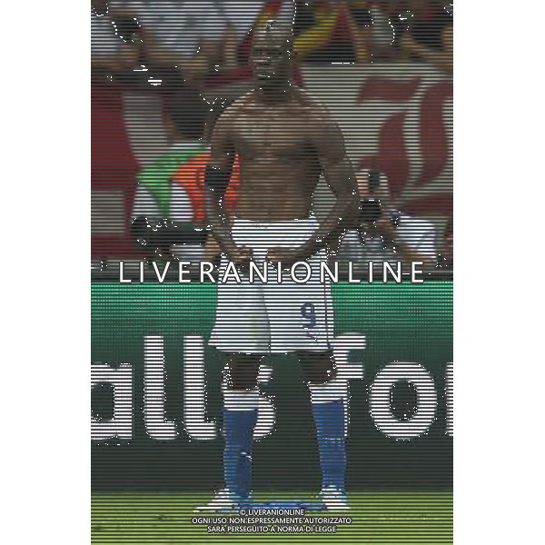firo FuÃŸball,Fussball, EM Euro Europameisterschaft 28.06.2012 Halbfinale Semifinal M 30 Deutschland - Italien Tor Jubel zm 0.2 durch mario balotelli lahm und podolski enttÃ¤uscht EnttÃ¤uschung Witz humor $worldrightsEs gelten unsere AGB, einsehbar auf www.firosportphoto.de copyright by firo sportphoto: Coesfelder Str.207 48249 DÃ¼lmen www.firosportphoto.de mail@firosportphoto.de (V o l k s b a n k B o c h u m - W i t t e n ) BLZ.: 430 601 29 Kt. Nr.: 341 117 100 Tel:Â  02594 - 9916004 Fax:Â 02594 - 9916005 EUROPEI 2012 GERMANIA ITALIA AG ALDO LIVERANI SAS - ITALY ONLY -