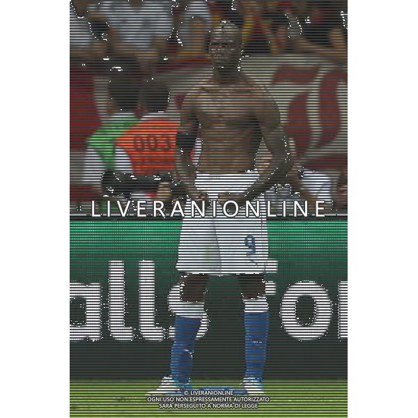 firo FuÃŸball,Fussball, EM Euro Europameisterschaft 28.06.2012 Halbfinale Semifinal M 30 Deutschland - Italien Tor Jubel zm 0.2 durch mario balotelli lahm und podolski enttÃ¤uscht EnttÃ¤uschung Witz humor $worldrightsEs gelten unsere AGB, einsehbar auf www.firosportphoto.de copyright by firo sportphoto: Coesfelder Str.207 48249 DÃ¼lmen www.firosportphoto.de mail@firosportphoto.de (V o l k s b a n k B o c h u m - W i t t e n ) BLZ.: 430 601 29 Kt. Nr.: 341 117 100 Tel:Â  02594 - 9916004 Fax:Â 02594 - 9916005 EUROPEI 2012 GERMANIA ITALIA AG ALDO LIVERANI SAS - ITALY ONLY -