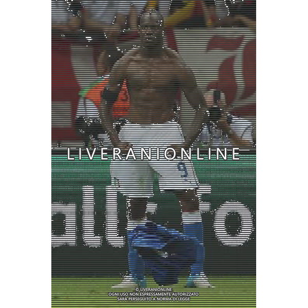 firo FuÃŸball,Fussball, EM Euro Europameisterschaft 28.06.2012 Halbfinale Semifinal M 30 Deutschland - Italien 1:2 Jubel nach seinem Tor zum 2:0 Mario Balotelli zieht sein Trikot aus Witz Humor Highlight $worldrightsEs gelten unsere AGB, einsehbar auf www.firosportphoto.de copyright by firo sportphoto: Coesfelder Str.207 48249 DÃ¼lmen www.firosportphoto.de mail@firosportphoto.de (V o l k s b a n k B o c h u m - W i t t e n ) BLZ.: 430 601 29 Kt. Nr.: 341 117 100 Tel:Â  02594 - 9916004 Fax:Â 02594 - 9916005 EUROPEI 2012 GERMANIA ITALIA AG ALDO LIVERANI SAS - ITALY ONLY -