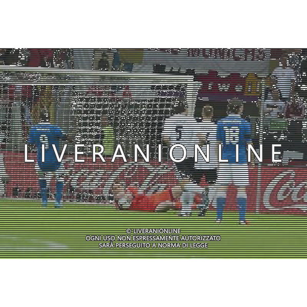 WARSZAWA 28- 06- 2012 STADION NARODOWY PRZY AL KSIECIA J PONIATOWSKIEGO 1 ARENA EURO 2012 MECZ NR 30 POLFINAL EURO 2012 NIEMCY v WLOCHY NZ MANUEL NEUER FOT KRYSTYNA PACZKOWSKA/NEWSPIX.PL NATIONAL STADIUM WARSAW AT AL KSIECIA J PONIATOWSKIEGO 1 MATCH 30 OF EURO 2012 SEMI FINAL GERMANY v ITALY --- Newspix.pl EUROPEI 2012 GERMANIA ITALIA AG ALDO LIVERANI SAS - ITALY ONLY - *** Local Caption *** www.newspix.pl mail us: info@newspix.pl call us: 0048 022 23 22 222 --- Polish Picture Agency by Ringier Axel Springer Poland