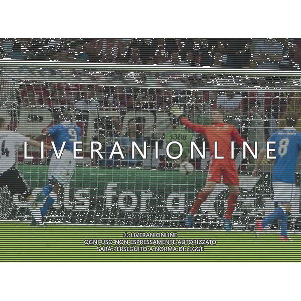 WARSZAWA 28- 06- 2012 STADION NARODOWY PRZY AL KSIECIA J PONIATOWSKIEGO 1 ARENA EURO 2012 MECZ NR 30 POLFINAL EURO 2012 NIEMCY v WLOCHY NZ MANUEL NEUER - MARIO BALOTELLI GOL FOT KRYSTYNA PACZKOWSKA/NEWSPIX.PL NATIONAL STADIUM WARSAW AT AL KSIECIA J PONIATOWSKIEGO 1 MATCH 30 OF EURO 2012 SEMI FINAL GERMANY v ITALY --- Newspix.pl EUROPEI 2012 GERMANIA ITALIA AG ALDO LIVERANI SAS - ITALY ONLY - *** Local Caption *** www.newspix.pl mail us: info@newspix.pl call us: 0048 022 23 22 222 --- Polish Picture Agency by Ringier Axel Springer Poland