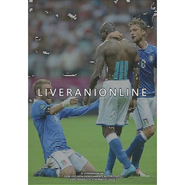(120629) -- WARSAW, June 29, 2012 () -- Mario Balotelli (C) of Italy celebrates after scoring with his teammates Daniele De Rossi (L) and Claudio Marchisio during the semifinal match between Germany and Italy at the Euro 2012 football championships in Warsaw, Poland, June 28, 2012. (/Ma Ning) (jyc) PHOTOSHOT/AG ALDO LIVERANI SAS - ITALY ONLY -