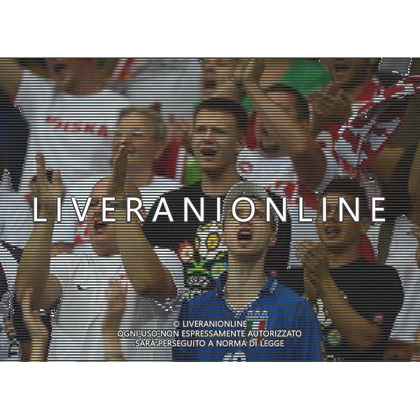 (120629) -- WARSAW, June 29, 2012 () -- Fans of Italy celebrate after scoring during the semifinal match between Germany and Italy at the Euro 2012 football championships in Warsaw, Poland, June 28, 2012. (/Liu Lihang) (jyc) PHOTOSHOT/AG ALDO LIVERANI SAS - ITALY ONLY -
