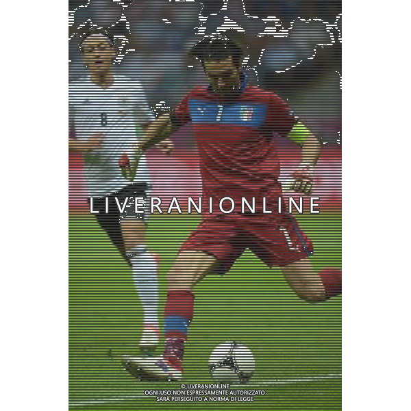 (120629) -- WARSAW, June 29, 2012 () -- Italy\'s goalkeeper Gianluigi Buffon (R) shoots the ball during the semifinal match between Germany and Italy at the Euro 2012 football championships in Warsaw, Poland, June 28, 2012. (/Liu Lihang) (jyc) PHOTOSHOT/AG ALDO LIVERANI SAS - ITALY ONLY -