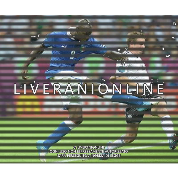 (120629) -- WARSAW, June 29, 2012 () -- Mario Balotelli (L) of Italy shoots the ball during the semifinal match between Germany and Italy at the Euro 2012 football championships in Warsaw, Poland, June 28, 2012. (/Ma Ning) (jyc) PHOTOSHOT/AG ALDO LIVERANI SAS - ITALY ONLY -
