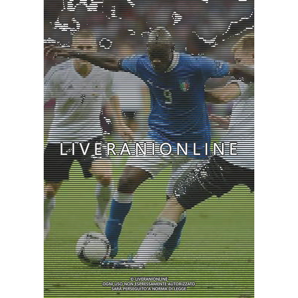 (120629) -- WARSAW, June 29, 2012 () -- Mario Balotelli (C) of Italy runs with the ball during the semifinal match between Germany and Italy at the Euro 2012 football championships in Warsaw, Poland, June 28, 2012. (/Ma Ning) (jyc) PHOTOSHOT/AG ALDO LIVERANI SAS - ITALY ONLY -