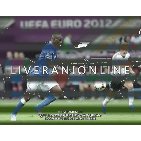 (120629) -- WARSAW, June 29, 2012 () -- Mario Balotelli (L) of Italy runs with the ball during the semifinal match between Germany and Italy at the Euro 2012 football championships in Warsaw, Poland, June 28, 2012. (/Ma Ning) (jyc) PHOTOSHOT/AG ALDO LIVERANI SAS - ITALY ONLY -