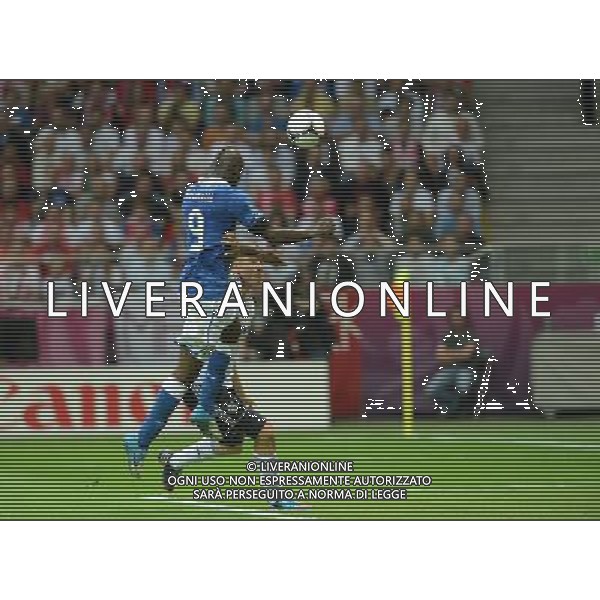 (120629) -- WARSAW, June 29, 2012 () -- Mario Balotelli (Front) of Italy heads the ball during the semifinal match between Germany and Italy at the Euro 2012 football championships in Warsaw, Poland, June 28, 2012. (/Wu Wei) (jyc) PHOTOSHOT/AG ALDO LIVERANI SAS - ITALY ONLY -