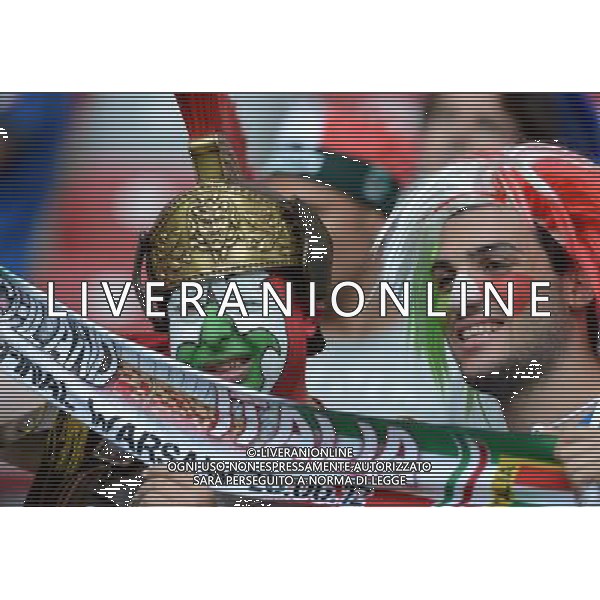 (120629) -- WARSAW, June 29, 2012 () -- Fans of Italy pose before the semifinal match between Germany and Italy at the Euro 2012 football championships in Warsaw, Poland, June 28, 2012. (/Liu Lihang) (jyc) PHOTOSHOT/AG ALDO LIVERANI SAS - ITALY ONLY -
