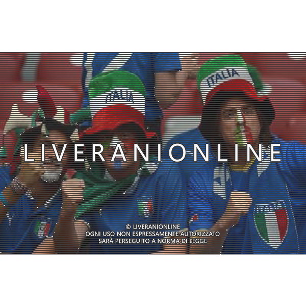 (120629) -- WARSAW, June 29, 2012 () -- Fans of Italy pose before the semifinal match between Germany and Italy at the Euro 2012 football championships in Warsaw, Poland, June 28, 2012. (/Liu Lihang) (jyc) PHOTOSHOT/AG ALDO LIVERANI SAS - ITALY ONLY -