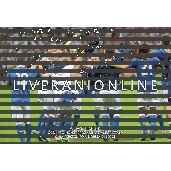 (120629) -- WARSAW, June 29, 2012 () -- Players of Italy celebrate victory after the semifinal match between Germany and Italy at the Euro 2012 football championships in Warsaw, Poland, June 28, 2012. Italy won 2-1 to enter the final. (/Liu Lihang) (jyc) PHOTOSHOT/AG ALDO LIVERANI SAS - ITALY ONLY -