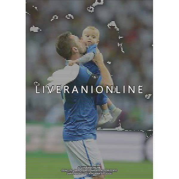 (120629) -- WARSAW, June 29, 2012 () -- Antonio Cassano of Italy kisses his child after the semifinal match between Germany and Italy at the Euro 2012 football championships in Warsaw, Poland, June 28, 2012. Italy won 2-1 to enter the final. (/Liu Lihang) (jyc) PHOTOSHOT/AG ALDO LIVERANI SAS - ITALY ONLY -