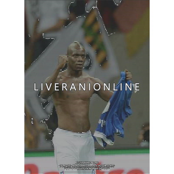 (120629) -- WARSAW, June 29, 2012 () -- Mario Balotelli of Italy celebrates after scoring during the semifinal match between Germany and Italy at the Euro 2012 football championships in Warsaw, Poland, June 28, 2012. Italy won 2-1 to enter the final. (/Liu Lihang) (jyc) PHOTOSHOT/AG ALDO LIVERANI SAS - ITALY ONLY -