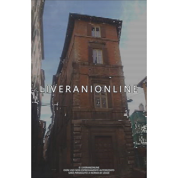 PERUGIA 10/12/2003 PANORAMICHE DI PERUGIA NELLA FOTO:UN PALAZZO FRA DUE VIE NEL CENTRO STORICO* FOTO 1905/MICHELE CASTELLANI/ALDO LIVERANI S.A.S.