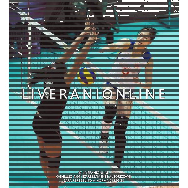 (120629) -- NINGBO, June 29, 2012 () -- Yang Junjing (R) of China spikes the ball during the 3rd round match against Thailand at the FIVB Volleyball World Grand Prix in Ningbo, east China\'s Zhejiang Province, June 29, 2012. (/Xu Yu) ©photoshot/Agenzia Aldo Liverani Sas - ITALY ONLY: Cina - Thailandia Volley femminile 3 ¡ pallavolo FIVB World Grand Prix a Ningbo , a est della Cina provincia di Zhejiang, 29 giugno 2012.