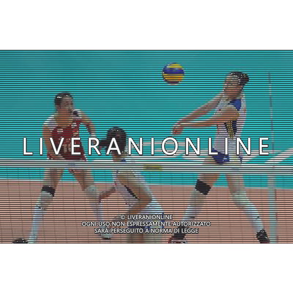 (120629) -- NINGBO, June 29, 2012 () -- Hui Ruoqi (R) of China passes the ball during the 3rd round match against Thailand at the FIVB Volleyball World Grand Prix in Ningbo, east China\'s Zhejiang Province, June 29, 2012. (/Ju Huanzong) ©photoshot/Agenzia Aldo Liverani Sas - ITALY ONLY: Cina - Thailandia Volley femminile 3 ¡ pallavolo FIVB World Grand Prix a Ningbo , a est della Cina provincia di Zhejiang, 29 giugno 2012.