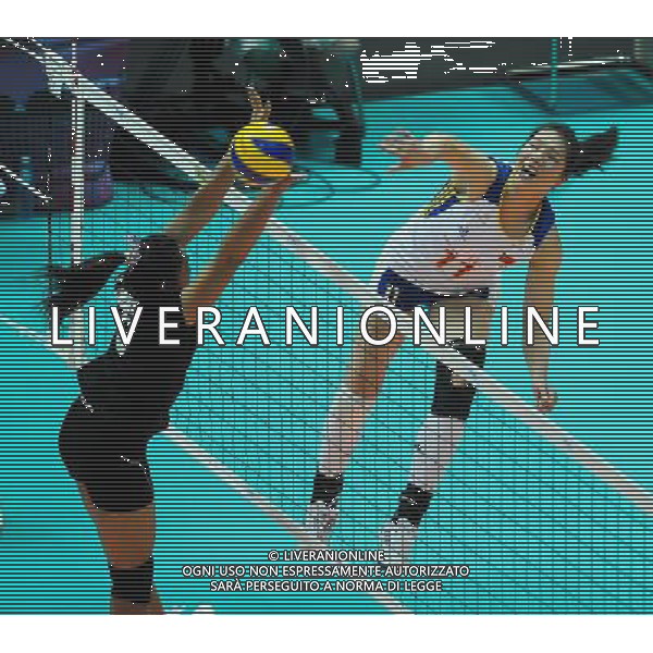 (120629) -- NINGBO, June 29, 2012 () -- Xu Yunli (R) of China spikes the ball during the 3rd round match against Thailand at the FIVB Volleyball World Grand Prix in Ningbo, east China\'s Zhejiang Province, June 29, 2012. (/Xu Yu) ©photoshot/Agenzia Aldo Liverani Sas - ITALY ONLY: Cina - Thailandia Volley femminile 3 ¡ pallavolo FIVB World Grand Prix a Ningbo , a est della Cina provincia di Zhejiang, 29 giugno 2012.