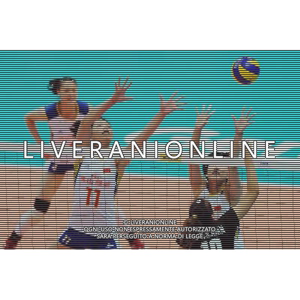 (120629) -- NINGBO, June 29, 2012 () -- Xu Yunli (L2) of China blocks the ball during the 3rd round match against Thailand at the FIVB Volleyball World Grand Prix in Ningbo, east China\'s Zhejiang Province, June 29, 2012. (/Ju Huanzong) ©photoshot/Agenzia Aldo Liverani Sas - ITALY ONLY: Cina - Thailandia Volley femminile 3 ¡ pallavolo FIVB World Grand Prix a Ningbo , a est della Cina provincia di Zhejiang, 29 giugno 2012.
