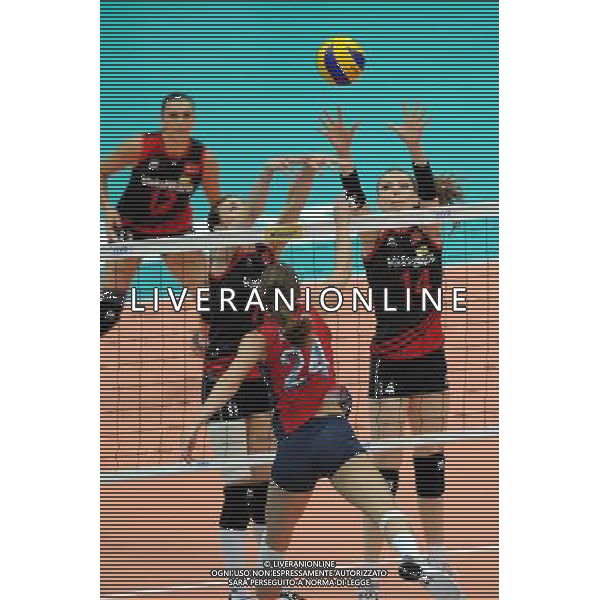 (120629) -- NINGBO, June 29, 2012 () -- Erdem Dundar Eda (R) and Aydemir Naz of Turkey block the ball during the 3rd round match against the United States at the FIVB Volleyball World Grand Prix in Ningbo, east China\'s Zhejiang Province, June 29, 2012. (/Ju Huanzong) ©photoshot/Agenzia Aldo Liverani Sas - ITALY ONLY: Turchia - Stati Uniti Volley femminile 3¡ turno pallavolo FIVB World Grand Prix a Ningbo , a est della Cina provincia di Zhejiang, 29 giugno 2012.