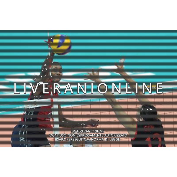 (120629) -- NINGBO, June 29, 2012 () -- Scott-Arruda Danielle (L) of the United States spikes the ball during the 3rd round match against Turkey at the FIVB Volleyball World Grand Prix in Ningbo, east China\'s Zhejiang Province, June 29, 2012. (/Ju Huanzong) ©photoshot/Agenzia Aldo Liverani Sas - ITALY ONLY: Turchia - Stati Uniti Volley femminile 3¡ turno pallavolo FIVB World Grand Prix a Ningbo , a est della Cina provincia di Zhejiang, 29 giugno 2012.