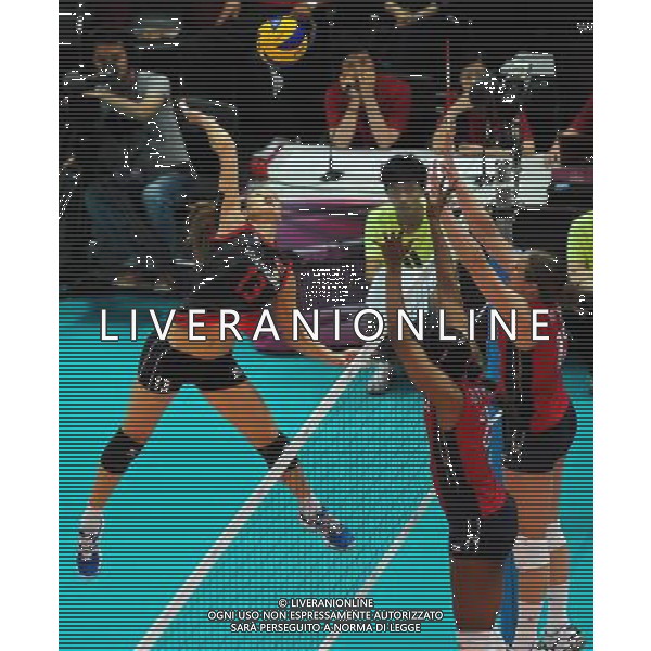 (120629) -- NINGBO, June 29, 2012 () -- Turkey\'s Ozsoy Neriman (L) spikes the ball during the 3rd round match against the United States at the FIVB Volleyball World Grand Prix in Ningbo, east China\'s Zhejiang Province, June 29, 2012. (/Xu Yu) ©photoshot/Agenzia Aldo Liverani Sas - ITALY ONLY: Turchia - Stati Uniti Volley femminile 3¡ turno pallavolo FIVB World Grand Prix a Ningbo , a est della Cina provincia di Zhejiang, 29 giugno 2012.
