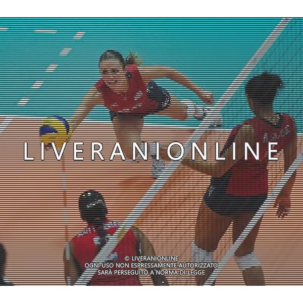 (120629) -- NINGBO, June 29, 2012 () -- Richards Kristin of the United States saves the ball during the 3rd round match against Turkey at the FIVB Volleyball World Grand Prix in Ningbo, east China\'s Zhejiang Province, June 29, 2012. (/Xu Yu) ©photoshot/Agenzia Aldo Liverani Sas - ITALY ONLY: Turchia - Stati Uniti Volley femminile 3¡ turno pallavolo FIVB World Grand Prix a Ningbo , a est della Cina provincia di Zhejiang, 29 giugno 2012.