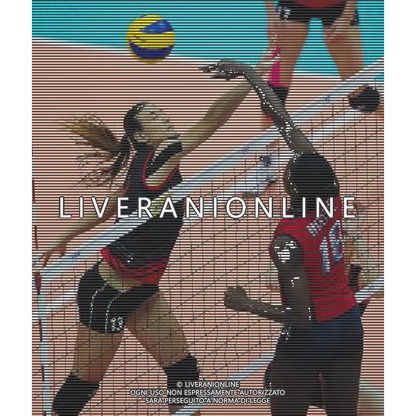 (120629) -- NINGBO, June 29, 2012 () -- Turkey\'s Ozsoy Neriman (L) spikes the ball during the 3rd round match against the United States at the FIVB Volleyball World Grand Prix in Ningbo, east China\'s Zhejiang Province, June 29, 2012. (/Xu Yu) ©photoshot/Agenzia Aldo Liverani Sas - ITALY ONLY: Turchia - Stati Uniti Volley femminile 3¡ turno pallavolo FIVB World Grand Prix a Ningbo , a est della Cina provincia di Zhejiang, 29 giugno 2012.