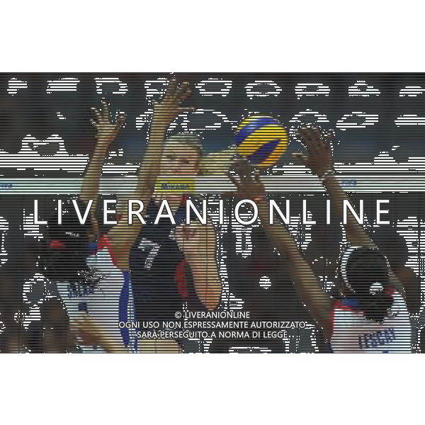 (120630) -- NINGBO, June 30, 2012 () -- Heather Bown (C) of the United States spikes the ball during the 4th round match against Cuba at the FIVB Volleyball World Grand Prix in Ningbo, east China\'s Zhejiang Province, June 30, 2012. (/Ju Huanzong) AG ALDO LIVERANI S A S ONLY ITALY