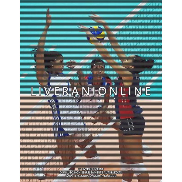 (120630) -- NINGBO, June 30, 2012 () -- Franco Gyselle De La Caridad (L) of Cuba spikes the ball during the 4th round match against the United States at the FIVB Volleyball World Grand Prix in Ningbo, east China\'s Zhejiang Province, June 30, 2012. (/Xu Yu) AG ALDO LIVERANI S A S ONLY ITALY