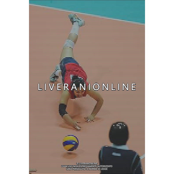 (120630) -- NINGBO, June 30, 2012 () -- Tamari Miyashiro of the United States saves the ball during the 4th round match against Cuba at the FIVB Volleyball World Grand Prix in Ningbo, east China\'s Zhejiang Province, June 30, 2012. (/Xu Yu) AG ALDO LIVERANI S A S ONLY ITALY