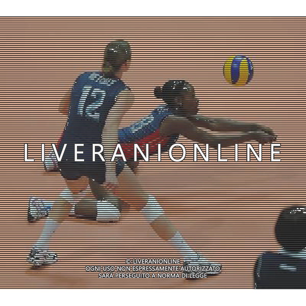 (120630) -- NINGBO, June 30, 2012 () -- Megan Hodge (C) of the United States saves the ball during the 4th round match against Cuba at the FIVB Volleyball World Grand Prix in Ningbo, east China\'s Zhejiang Province, June 30, 2012. (/Xu Yu) AG ALDO LIVERANI S A S ONLY ITALY