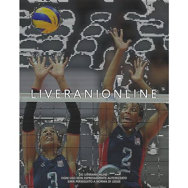 (120630) -- NINGBO, June 30, 2012 () -- Danielle Scott-Arruda (R) and Tayyiba Haneef-Park of the United States block the ball during the 4th round match against Cuba at the FIVB Volleyball World Grand Prix in Ningbo, east China\'s Zhejiang Province, June 30, 2012. (/Ju Huanzong) AG ALDO LIVERANI S A S ONLY ITALY