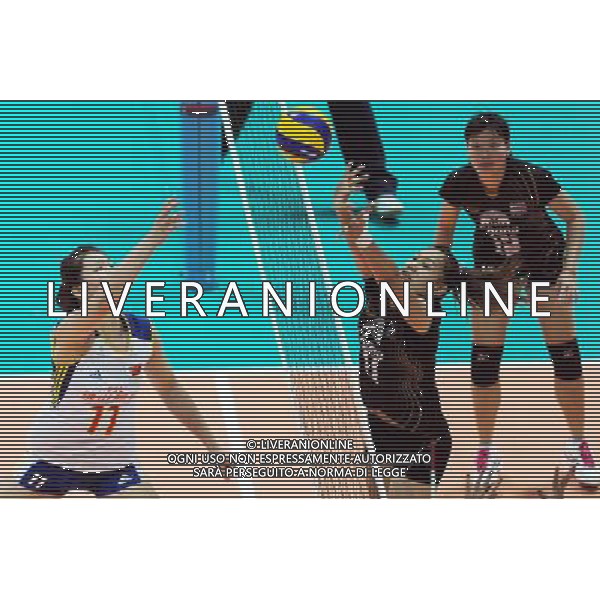 (120629) -- NINGBO, June 29, 2012 () -- Xu Yunli (L) of China dinks the ball during the 3rd round match against Thailand at the FIVB Volleyball World Grand Prix in Ningbo, east China\'s Zhejiang Province, June 29, 2012. China lost the match 2-3. (/Ju Huanzong) AG ALDO LIVERANI S A S ONLY ITALY