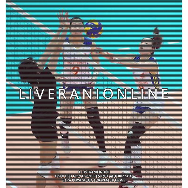 (120629) -- NINGBO, June 29, 2012 () -- Wei Qiuyue (R) of China pushes the ball during the 3rd round match against Thailand at the FIVB Volleyball World Grand Prix in Ningbo, east China\'s Zhejiang Province, June 29, 2012. China lost the match 2-3. (/Xu Yu) AG ALDO LIVERANI S A S ONLY ITALY