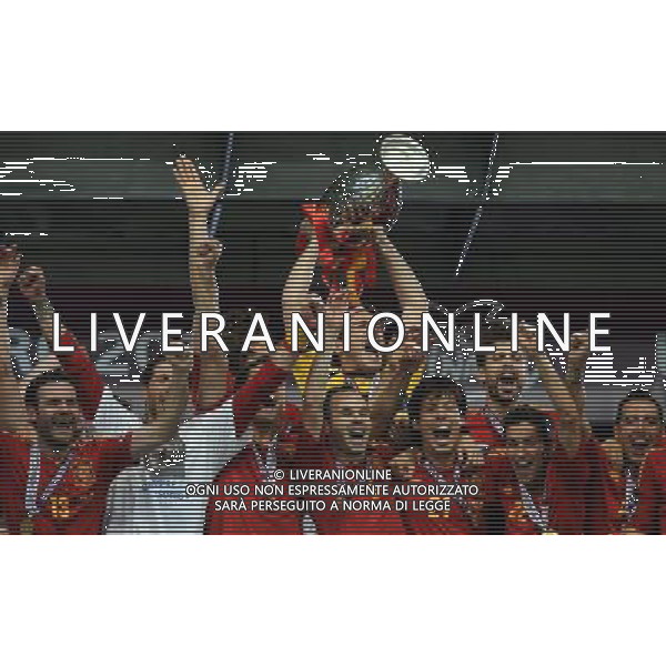 Campionati Europei UEFA 2012 Polonia/Ucraina Finale Kiev (Ucraina) - 01.07.2012 Spagna-Italia Nella Foto:casillas alza la coppa /Ph.Vitez-Ag. Aldo Liverani