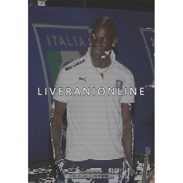 02 07 2012 WIELICZKA POLAND POLSKA RETURN AFTER ITALIAN ITALY ITALIA NATIONAL TEAM MATCH WITH ESPANOL PILKARZE REPREZENTACJI WLOCH WROCILI DO WIELICZKI PO PRZEGRANYM MECZU Z HISZPANIA W FINALE EURO 2012 NZ MARIO BALOTELLI FOT TOMASZ JAGODZINSKI/JAKUB GRUCA/KRAKFOTO/NEWSPIX.PL --- Newspix.pl /AG ALDO LIVERANI SAS RITORNO DELLA NAZIONALE DI CALCIO DELL\'ITALIA DOPO LA FINALE DEGLI EUROPEI CONTRO LA SPAGNA -ITALY ONLY- *** Local Caption *** .