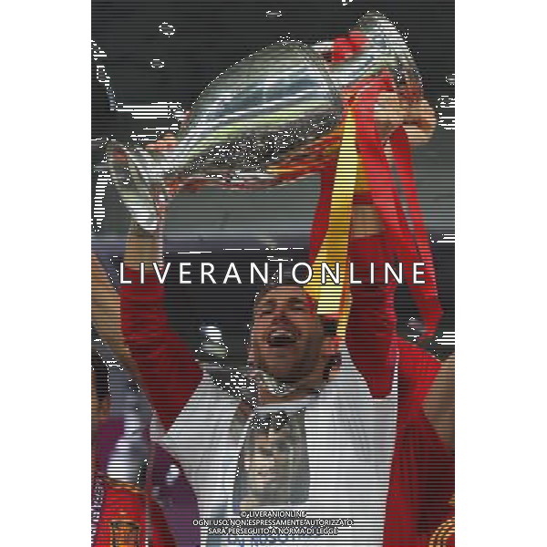 01.07.2012, KIJOW, PILKA NOZNA, FOOTBALL, MISTRZOSTWA EUROPY W PILCE NOZNEJ, EURO 2012, FOOTBALL EUROPEAN CHAMPIONSHIP,FINAL, HISZPANIA - WLOCHY, SPAIN - ITALY, SERGIO RAMOS (ESP), RADOSC, PUCHAR, FOT. TOMASZ JASTRZEBOWSKI / FOTO OLIMPIK/NEWSPIX.PL --- Newspix.pl SPAGNA ITALIA FINALE EUROPEI 2012 - AG ALDO LIVERANI SAS - ITALY ONLY - *** Local Caption *** .