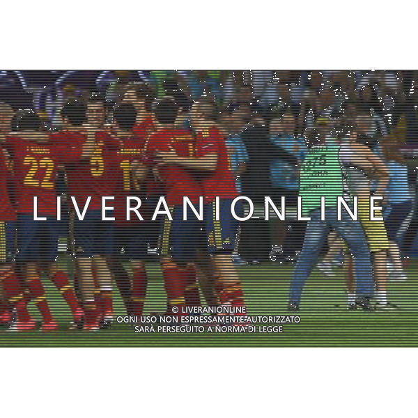 01.07.2012, KIJOW, PILKA NOZNA, FOOTBALL, MISTRZOSTWA EUROPY W PILCE NOZNEJ, EURO 2012, FOOTBALL EUROPEAN CHAMPIONSHIP,FINAL, HISZPANIA - WLOCHY, SPAIN - ITALY, RADOSC HISZPANOW, OCHRONA USUWA KIBICA, KTORY WTARGNAL NA MURAWE, FOT. TOMASZ JASTRZEBOWSKI / FOTO OLIMPIK/NEWSPIX.PL --- Newspix.pl SPAGNA ITALIA FINALE EUROPEI 2012 - AG ALDO LIVERANI SAS - ITALY ONLY - *** Local Caption *** .