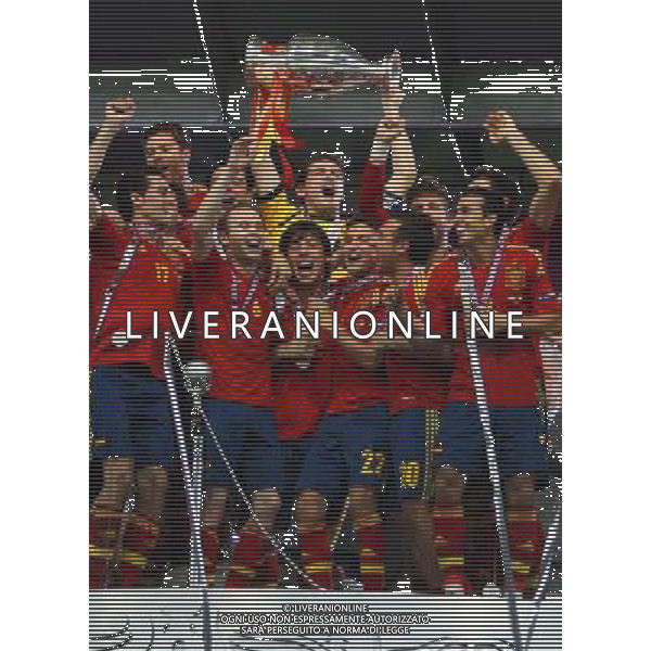 01.07.2012, KIJOW, PILKA NOZNA, FOOTBALL, MISTRZOSTWA EUROPY W PILCE NOZNEJ, EURO 2012, FOOTBALL EUROPEAN CHAMPIONSHIP,FINAL, HISZPANIA - WLOCHY, SPAIN - ITALY, DRUZYNA HISZPANII, RADOSC, PUCHAR, FOT. TOMASZ JASTRZEBOWSKI / FOTO OLIMPIK/NEWSPIX.PL --- Newspix.pl SPAGNA ITALIA FINALE EUROPEI 2012 - AG ALDO LIVERANI SAS - ITALY ONLY - *** Local Caption *** .