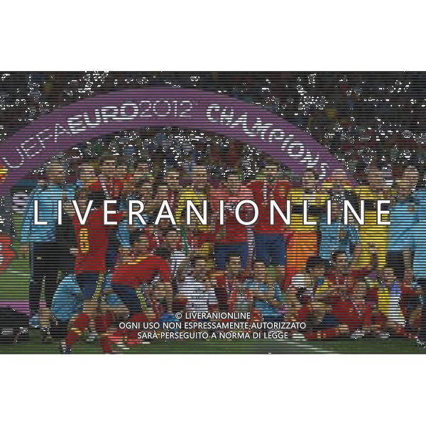 01.07.2012, KIJOW, PILKA NOZNA, FOOTBALL, MISTRZOSTWA EUROPY W PILCE NOZNEJ, EURO 2012, FOOTBALL EUROPEAN CHAMPIONSHIP,FINAL, HISZPANIA - WLOCHY, SPAIN - ITALY, DRUZYNA HISZPANII, RADOSC, PUCHAR, FOT. TOMASZ JASTRZEBOWSKI / FOTO OLIMPIK/NEWSPIX.PL --- Newspix.pl SPAGNA ITALIA FINALE EUROPEI 2012 - AG ALDO LIVERANI SAS - ITALY ONLY - *** Local Caption *** .