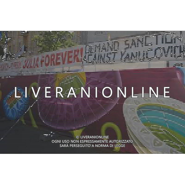 01.07.2012, KIJOW, PILKA NOZNA, FOOTBALL, MISTRZOSTWA EUROPY W PILCE NOZNEJ, EURO 2012, FOOTBALL EUROPEAN CHAMPIONSHIP,FINAL, HISZPANIA - WLOCHY, SPAIN - ITALY, TRANSPARENTY W FAN-ZONIE W OBRONIE JULII TYMOSZENKO, FOT. TOMASZ JASTRZEBOWSKI / FOTO OLIMPIK/NEWSPIX.PL --- Newspix.pl SPAGNA ITALIA FINALE EUROPEI 2012 - AG ALDO LIVERANI SAS - ITALY ONLY - *** Local Caption *** .