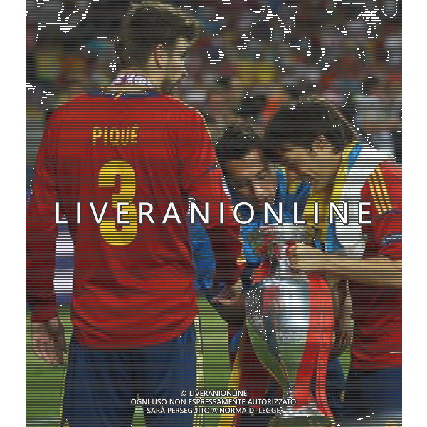 01.07.2012, KIJOW, PILKA NOZNA, FOOTBALL, MISTRZOSTWA EUROPY W PILCE NOZNEJ, EURO 2012, FOOTBALL EUROPEAN CHAMPIONSHIP,FINAL, HISZPANIA - WLOCHY, SPAIN - ITALY, GERARD PIQUE, SANTI CAZORLA, DAVID SILVA (ESP), PUCHAR, FOT. TOMASZ JASTRZEBOWSKI / FOTO OLIMPIK/NEWSPIX.PL --- Newspix.pl SPAGNA ITALIA FINALE EUROPEI 2012 - AG ALDO LIVERANI SAS - ITALY ONLY - *** Local Caption *** .